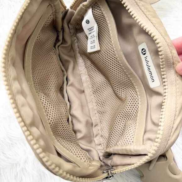 Unisex Lululemon Everywhere Belt Bag Mini in Light Beige One Size - Picture 6 of 7